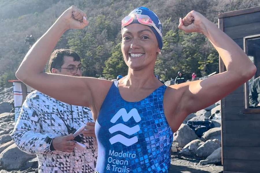 Mayra Santos nadou os 42 quilómetros em 12:41.00 horas
