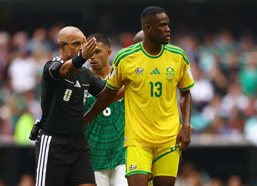 Sphephelo Sithole viene espulso Sphephelo Sithole viene espulso