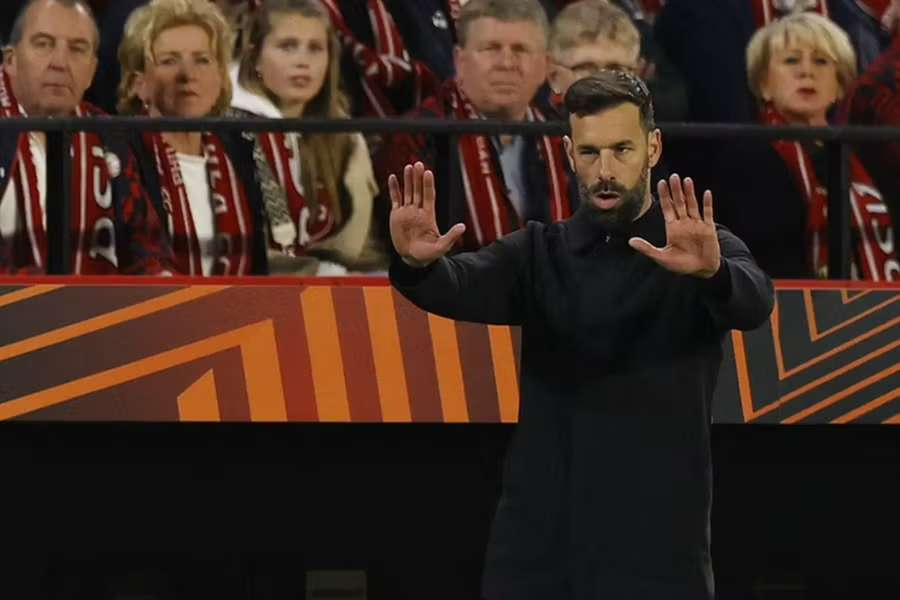 Ruud van Nistelrooy má pred sebou výzvu v podobe zvrátenia výsledku 0:3 z prvého duelu proti Seville.