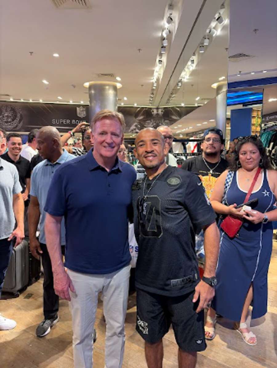 O comissário da NFL Roger Goodell esteve presente e tirou foto com o lutador José Aldo O comissário da NFL Roger Goodell esteve presente e tirou foto com o lutador José Aldo