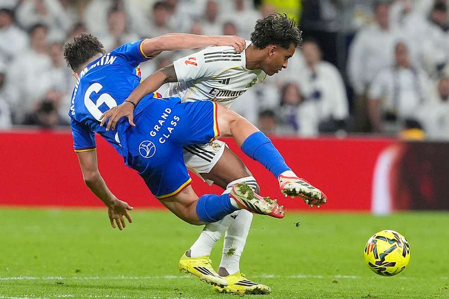 Rodrygo a suferit o ruptură de menisc lateral la piciorul drept și nu va mai evolua până la finalul sezonului Rodrygo a suferit o ruptură de menisc lateral la piciorul drept și nu va mai evolua până la finalul sezonului