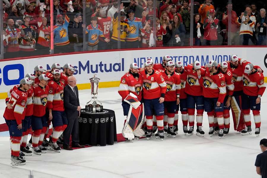 Tím Floridy s trofejou pre víťaza Východnej konferencie NHL.