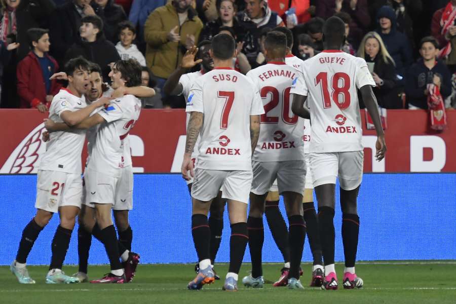 Bryan Gil viert met zijn teamgenoten de tweede treffer van Sevilla