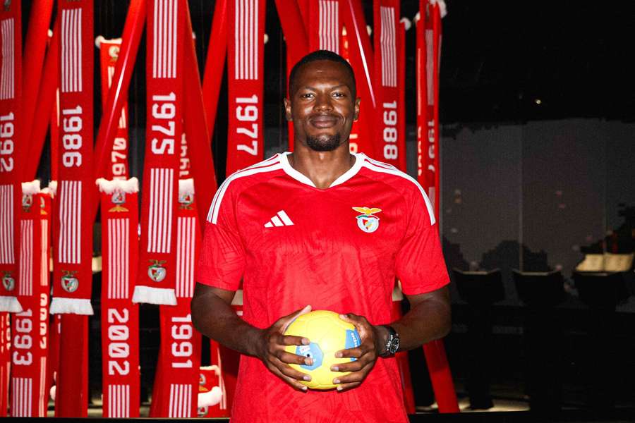 Aurélien Padolus apresentado como reforço do Benfica Aurélien Padolus apresentado como reforço do Benfica