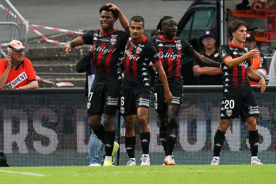 Guingamp s'est imposé à Laval, le Paris FC a renversé Dunkerque vendredi. 