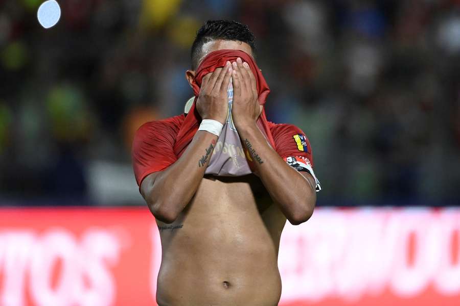 Un jugador del Caracas FC se lamenta tras la derrota de su equipo