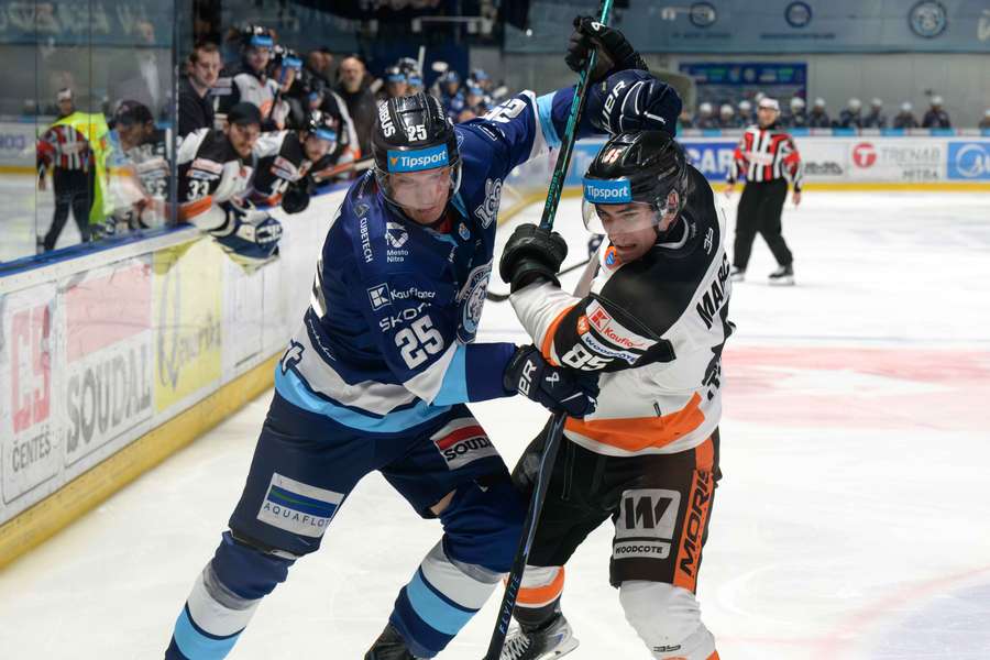 Buček a Marcinko v súboji počas prvého štvrťfinále.