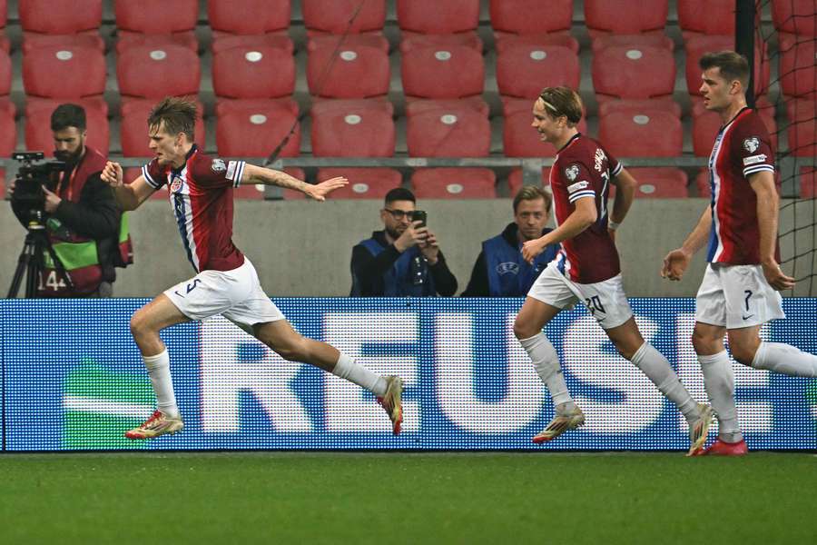 Sorloth festeggia dopo il gol dell'1-2