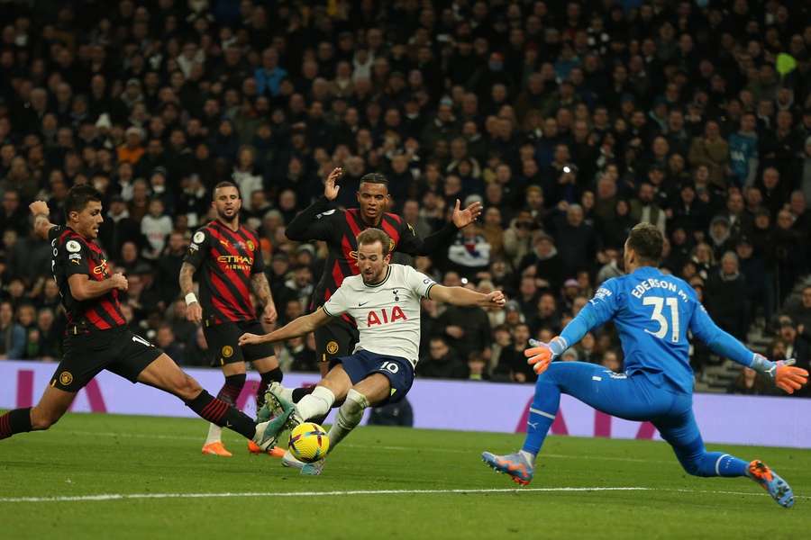 Harry Kane scoort 200e goal in Premier League in zege Tottenham op Manchester City