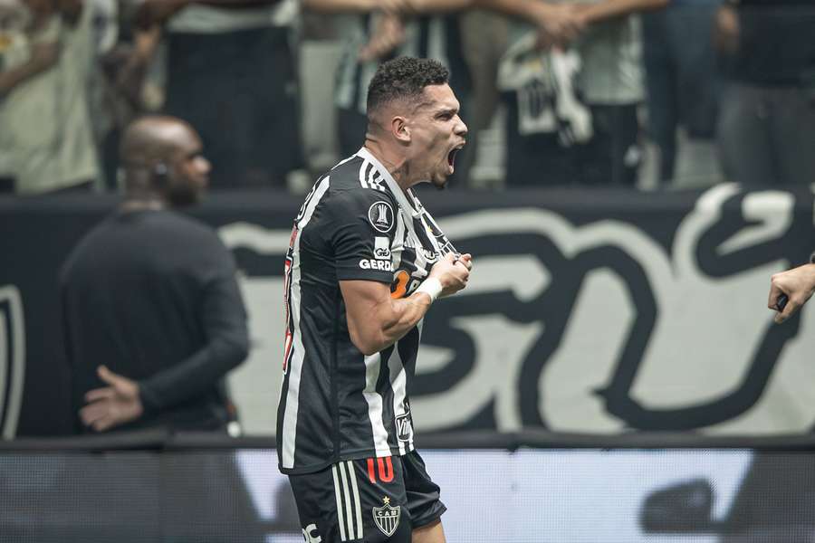 Paulinho fez o terceiro do Galo contra o River