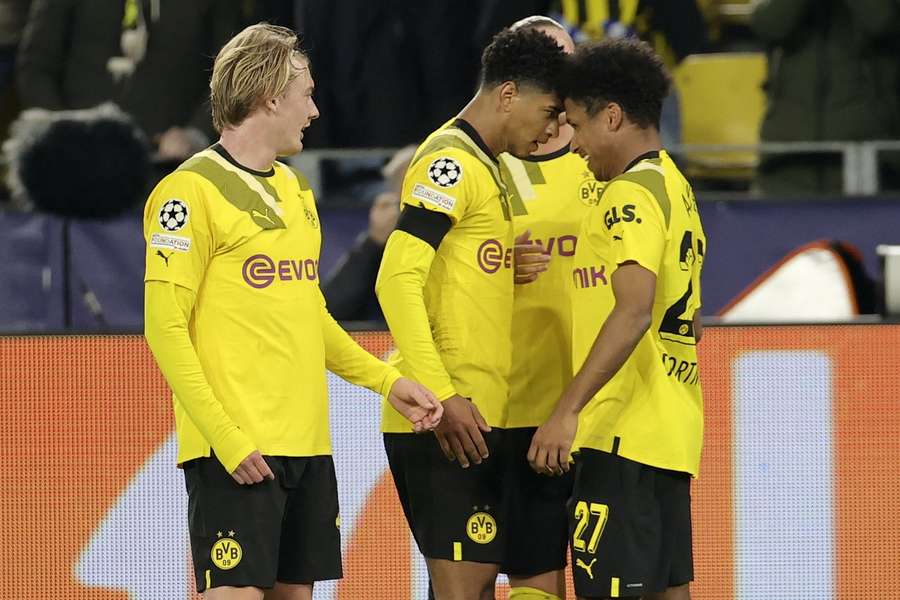 Karim Adeyemi van Borussia Dortmund viert zijn 1-0 met ploeggenoten