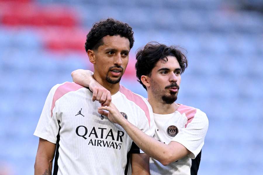Marquinhos și Vitinha privesc în timpul unei sesiuni de antrenament PSG înainte de finala de sâmbătă
