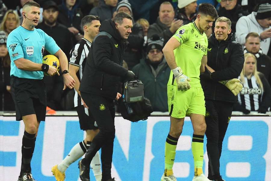 Nick Pope krijgt verzorging tijdens de wedstrijd tegen ManUnited afgelopen weekend