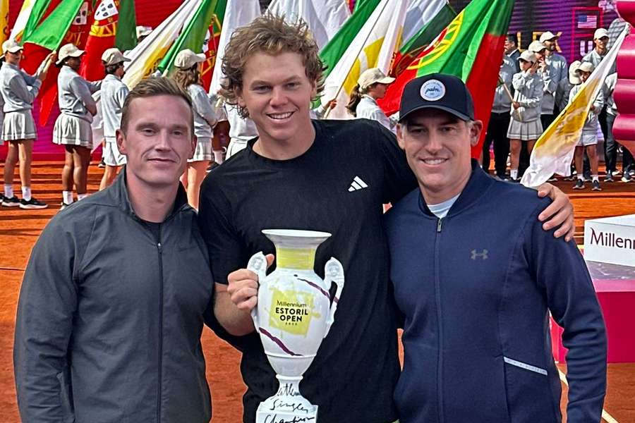 Alex Michelsen com o troféu