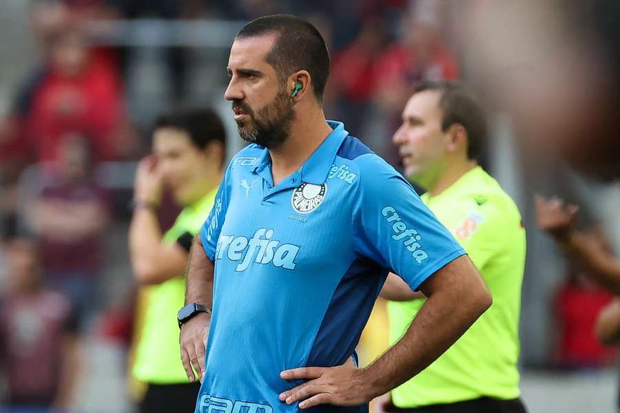 Martins em ação na Arena da Baixada no lugar de Abel, suspenso