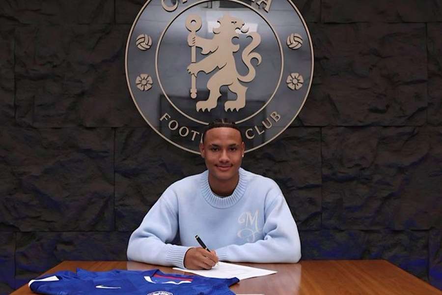 Le fils prodige Eboue signe un contrat pro avec Chelsea