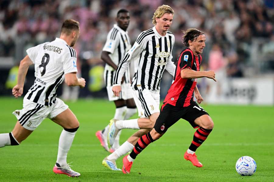 Woltemade (m.) läuft hiner Modric (r.) her