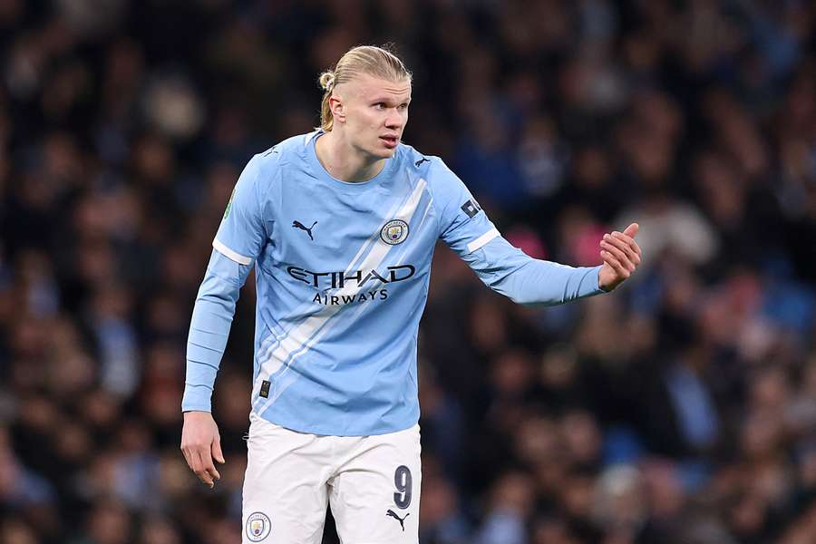 Erling Haaland del Manchester City gesticula durante el partido de vuelta de semifinales de la Carabao Cup
