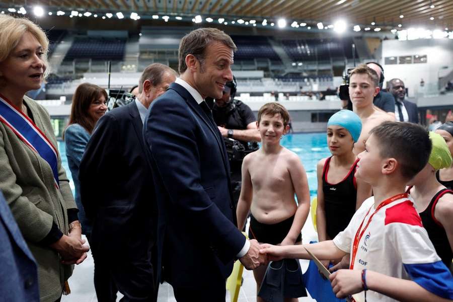 Emmanuel Macron à la piscine de Saint-Denis ce jeudi.