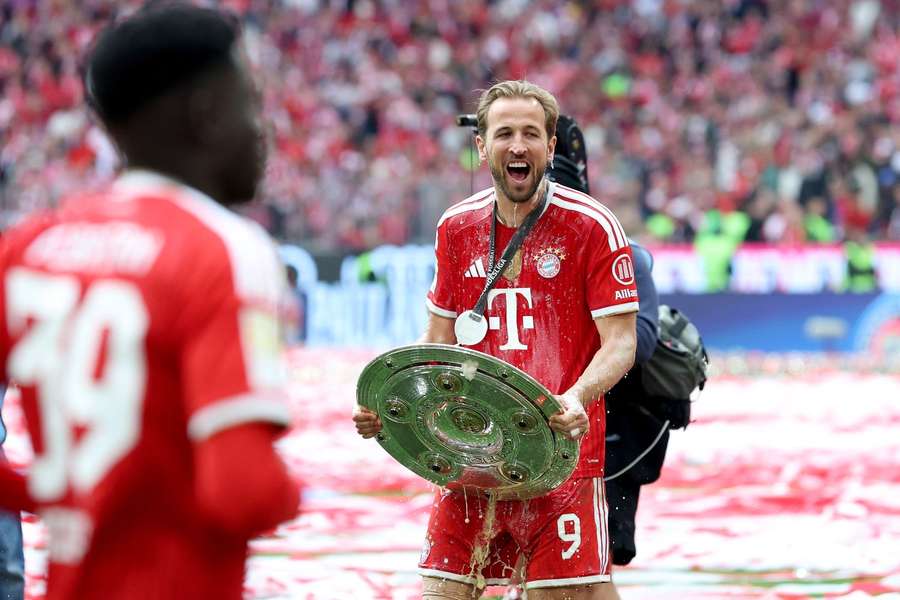 Harry Kane mit der Meisterschale 2025/26 Harry Kane mit der Meisterschale 2025/26