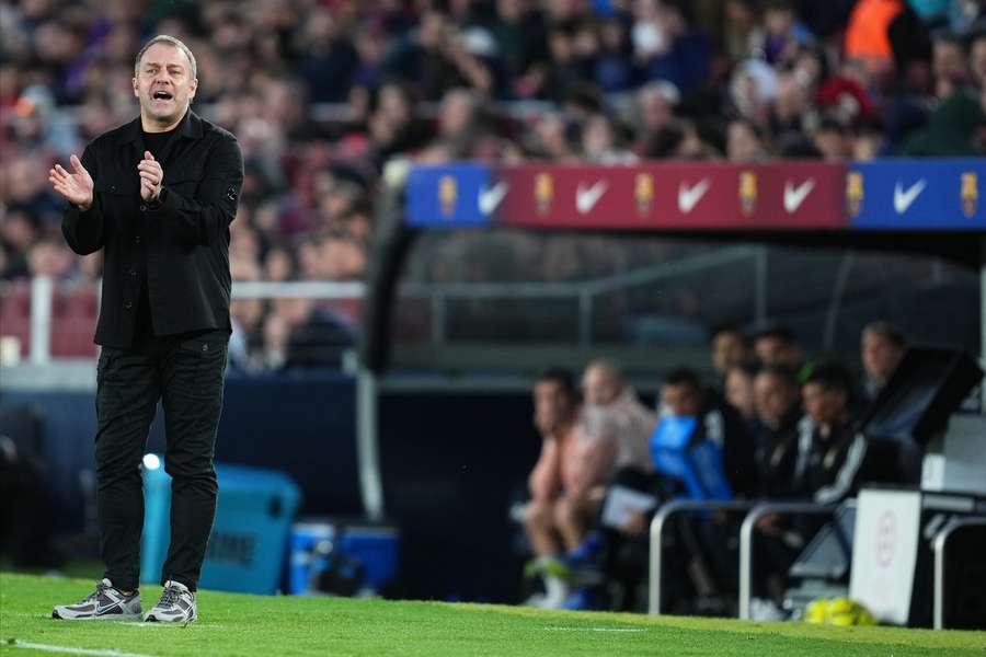 Hansi Flick na lavičke Barcelony.