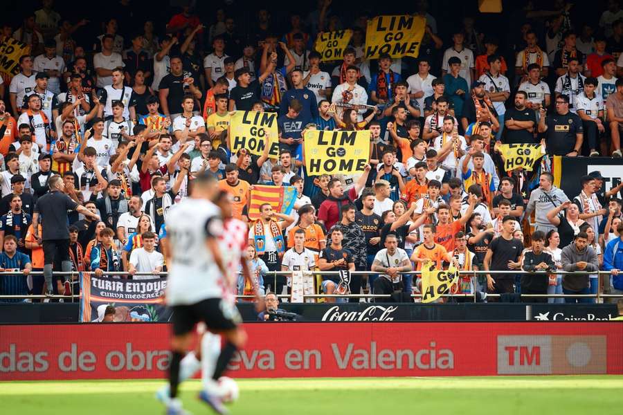 Pancartas en Mestalla con el lema "Lim go home"