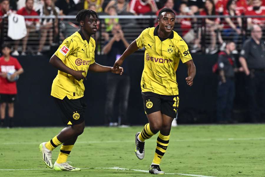 Moukoko, celebrando un gol contra el Manchester United en pretemporada.