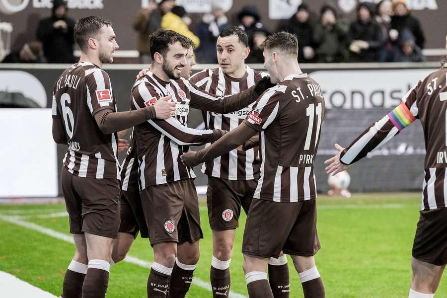 James Sands (l.) und Manolis Saliakas (2. v. r.) fallen beim FC St. Pauli vorerst aus.