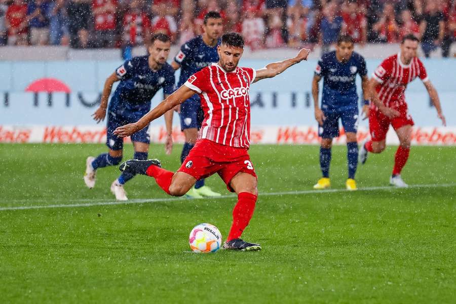Vinzenzo Grifo penaltu nedal, opakovanou dorážkou se ale prosadil.