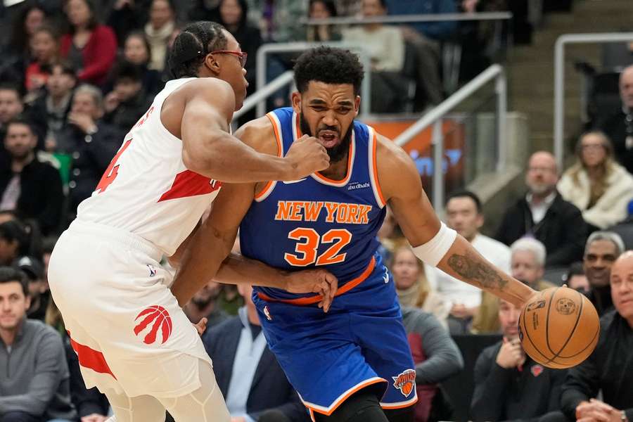 Towns (vpravo) v duelu s Torontem.