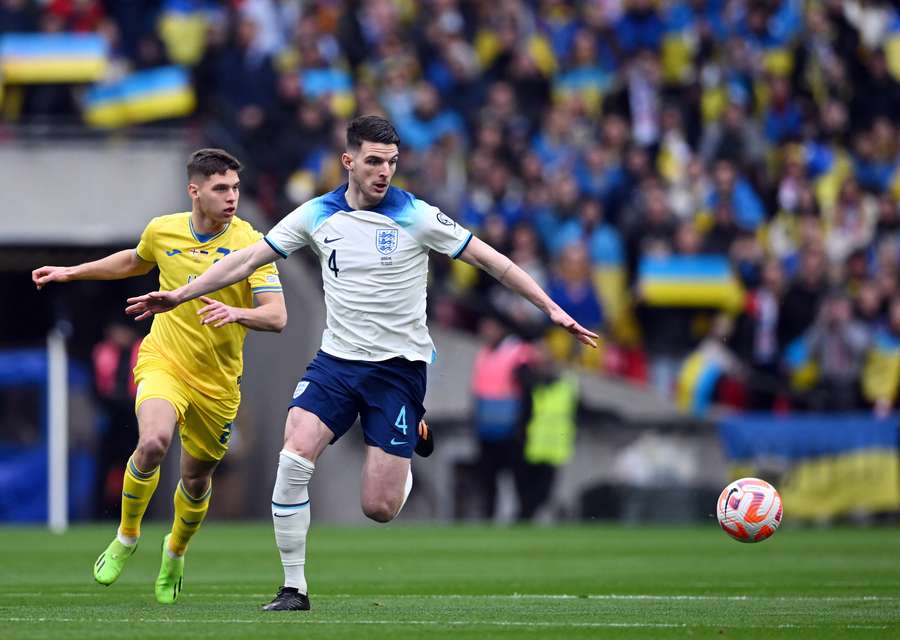 Declan Rice pulls away from Ukraine's George Sudakov