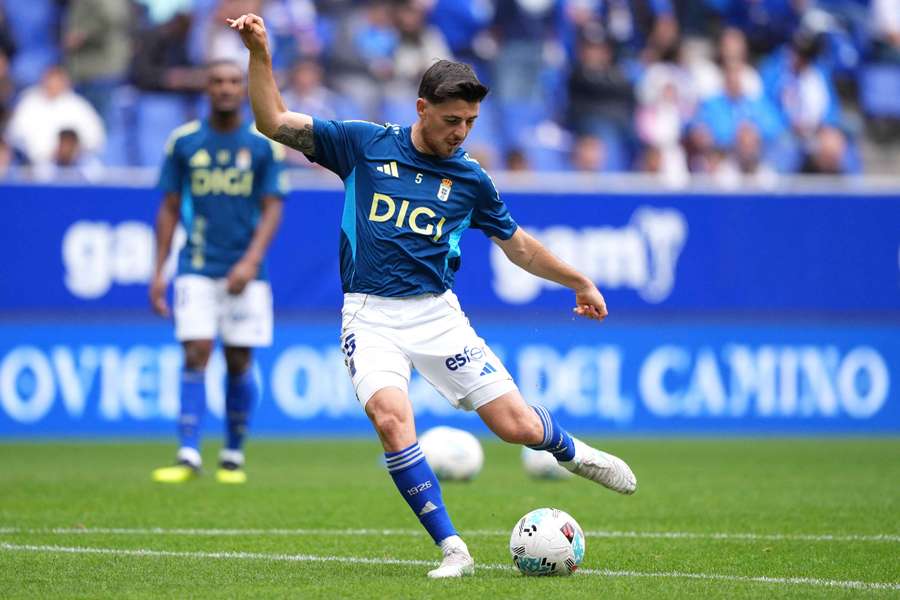 Alberto Reina golpea el balón