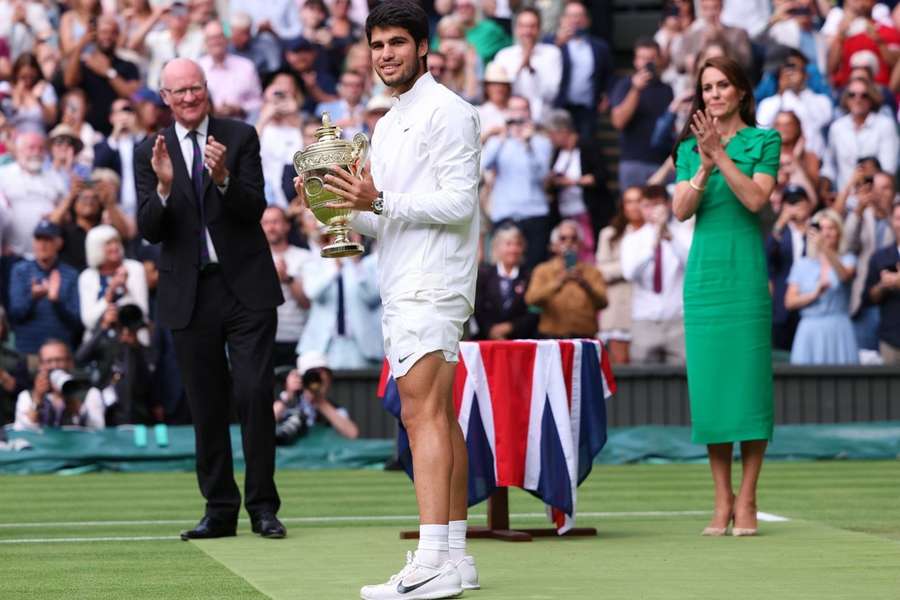 Carlos Alcaraz, recibiendo el trofeo que le acredita como campeón de Wimbledon