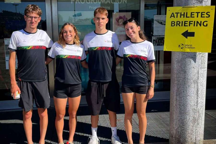 Dinis Ferreira (à esquerda) sagra-se vice-campeão júnior de triatlo em Pontevedra Dinis Ferreira (à esquerda) sagra-se vice-campeão júnior de triatlo em Pontevedra
