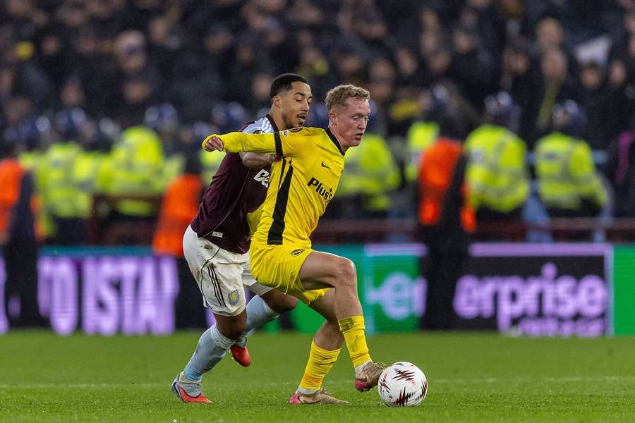 Dominik Pech si kryje míč před Yourim Tielemansem.