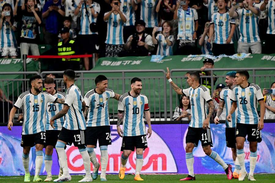 Messi celebra su gol con sus compañeros
