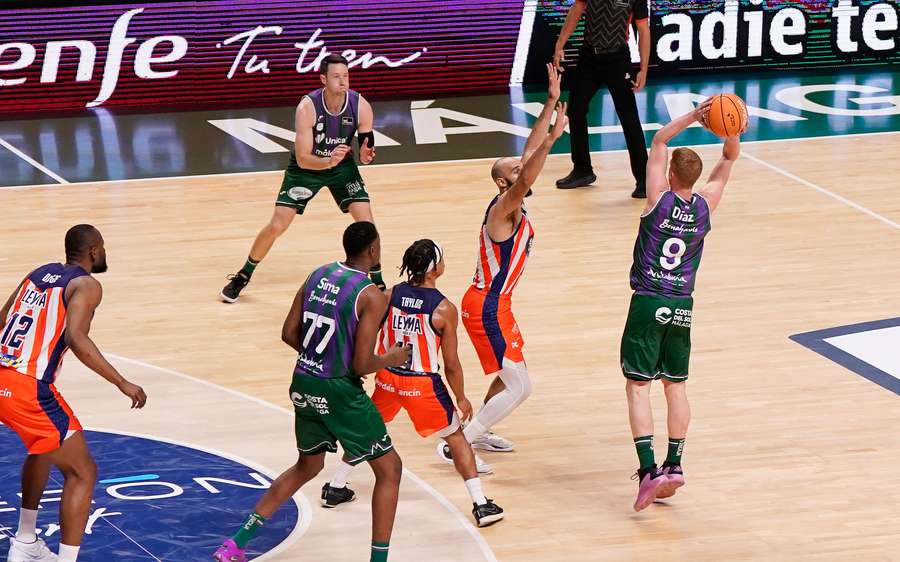 Alberto Díaz, dando una asistencia a Kalinoski Alberto Díaz, dando una asistencia a Kalinoski