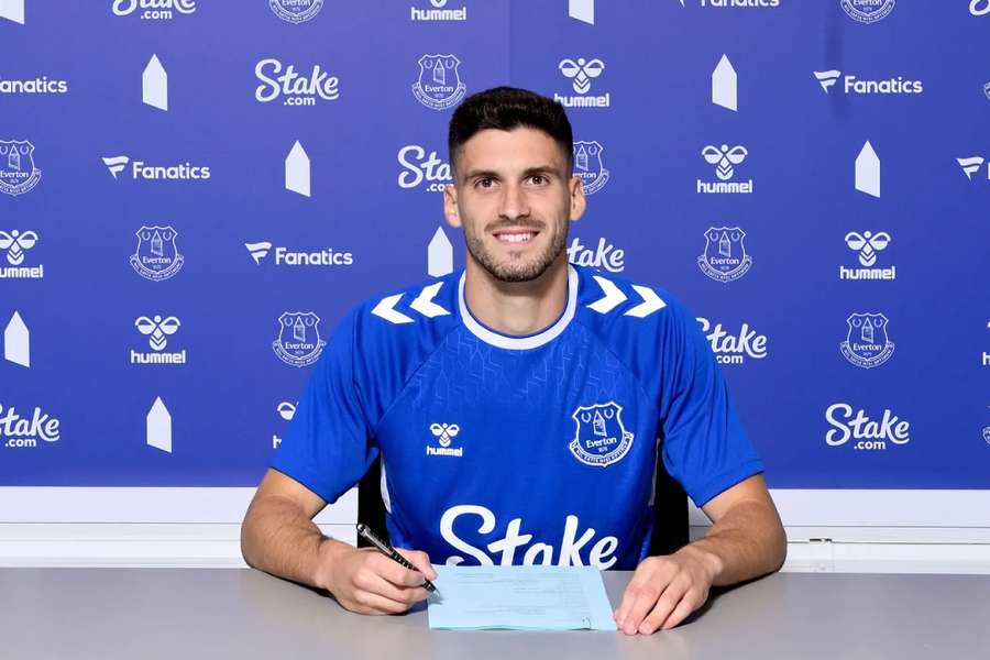 Ruben Vinagre has signed for Everton, just one month after signing a permanent deal with Sporting Lisbon