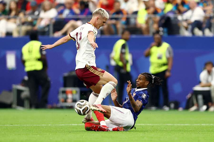 Michael Olise sorgte beim WM-Halbfinale durch ein Foul für Aufsehen. Michael Olise sorgte beim WM-Halbfinale durch ein Foul für Aufsehen.