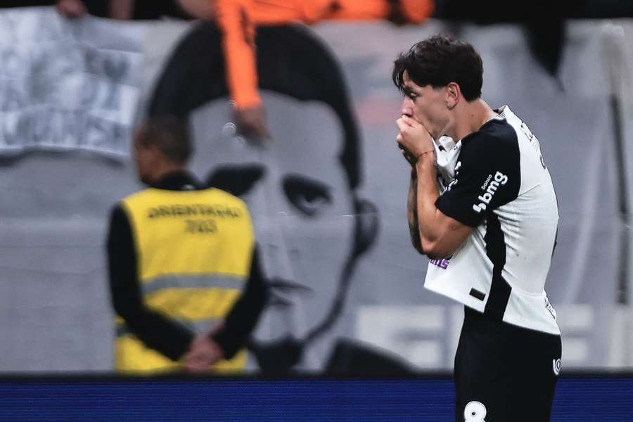 Rodrigo Garro fez o primeiro gol do Corinthians na partida Rodrigo Garro fez o primeiro gol do Corinthians na partida