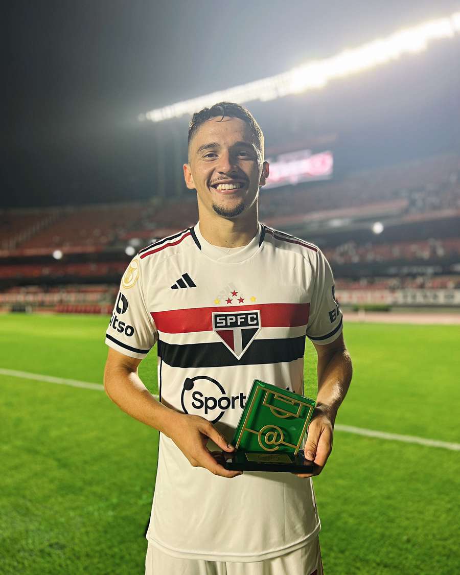 Pablo Maia com o troféu de homem do jogo