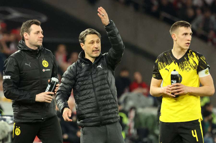 Niko Kovac (M.) beim Bundesliga-Spiel zwischen Stuttgart und Dortmund
