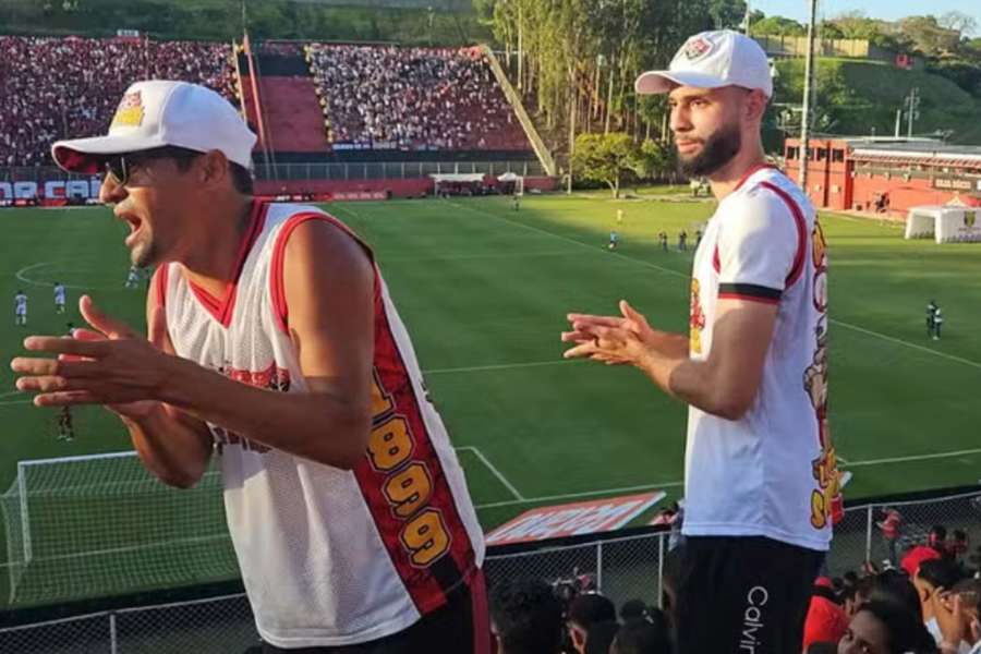 Wagner Leonardo foi para o meio da torcida em Vitória x Fluminense