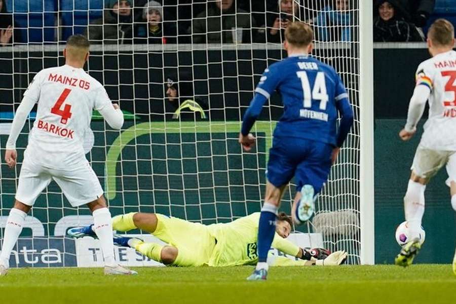 Baumann defendeu penálti de Aymen Barkok e segurou o empate para o Hoffenheim