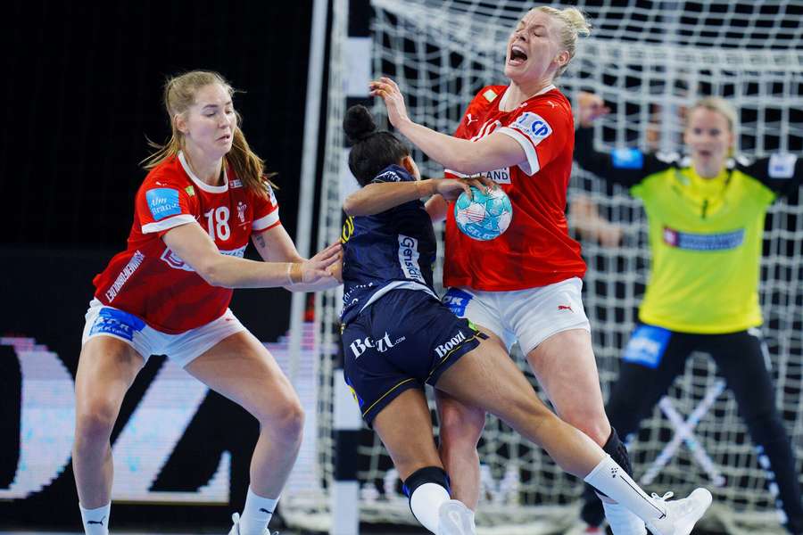 Danmarks Kathrine Heindahl og Mette Tranborg og Sveriges Jamina Roberts under kvindehåndboldlandskampen mellem Danmark og Sverige i Royal Arena