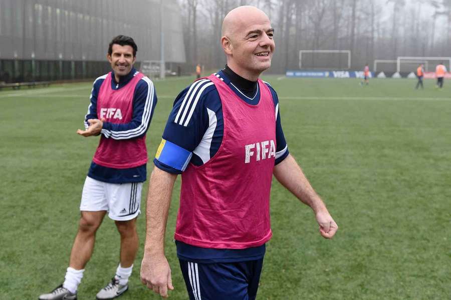 Gianni Infantino (dreapta), alături de Luis Figo, în timpul unui meci amical organizat la sediul FIFA, în 2016
