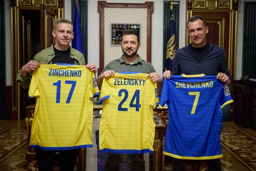 Internaționalul ucrainean Oleksandr Zinchenko (stânga) și fostul internațional Andriy Shevchenko (dreapta) pozează cu președintele Ucrainei, Volodymyr Zelensky (dreapta), la Kiev