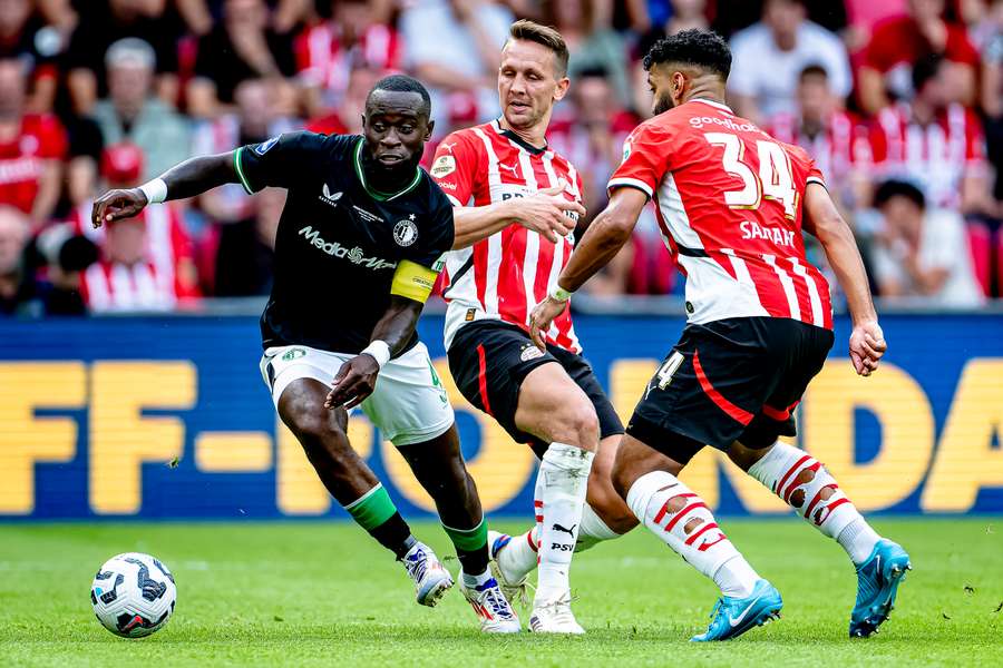 Feyenoord-aanvoerder Lutsharel Geertruida (L) met PSV'-aanvoerder Luuk de Jong (M) en Ismael Saibari