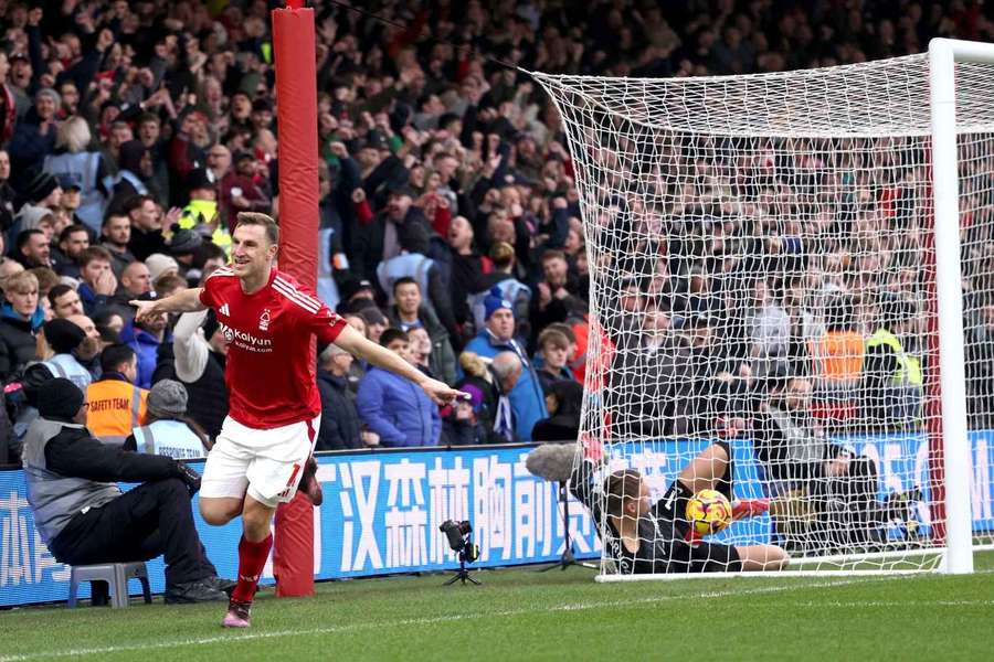 El Nottingham Forest golea al Brighton con un triplete de Wood