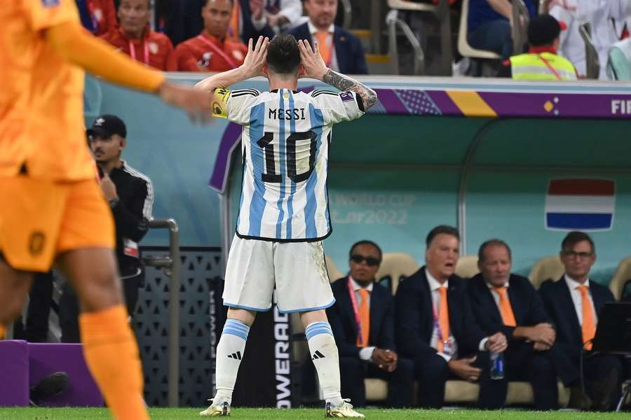 Messi com Louis van Gaal ao fundo durante Holanda x Argentina